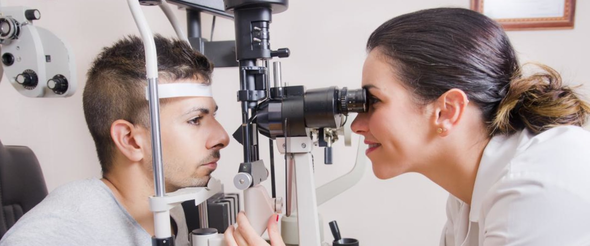 Does an Eye Test Hurt? A Comprehensive Guide